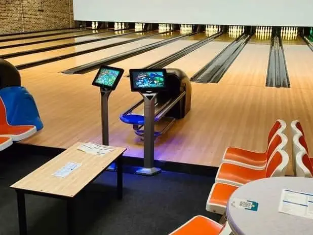Bowlingbanen met scoreschermen bij Buulse in Olen