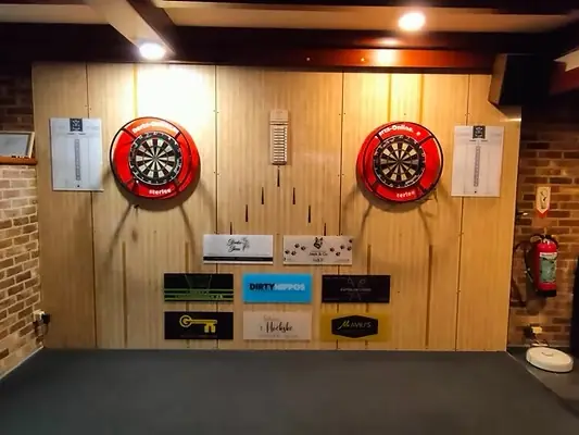 Dartsborden aan de muur bij Buulse