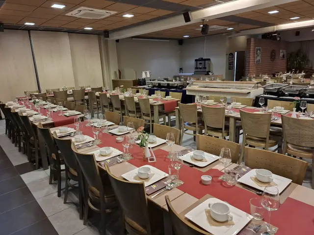 Set tables and a hot buffet for a group at Buulse