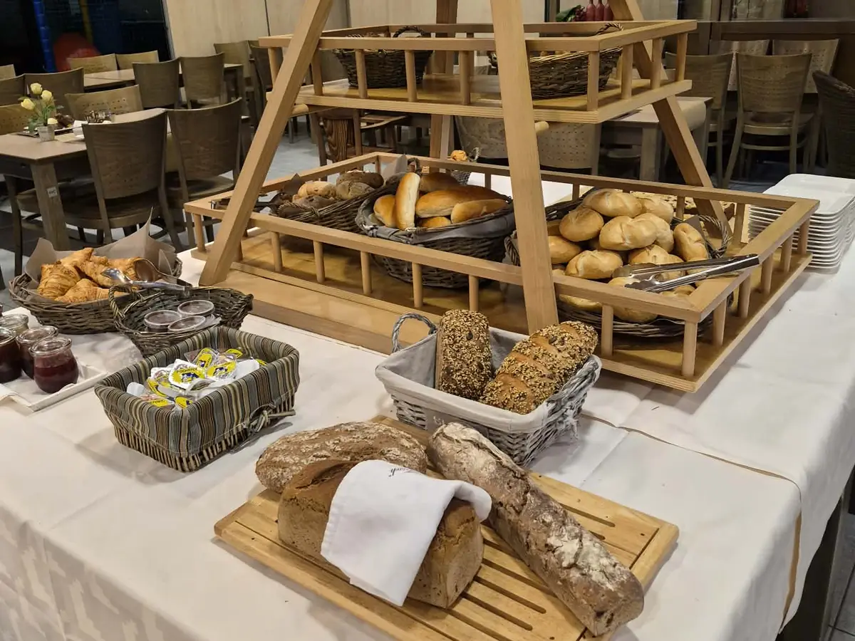 Ontbijtbuffet met broden en koffiekoeken bij Buulse