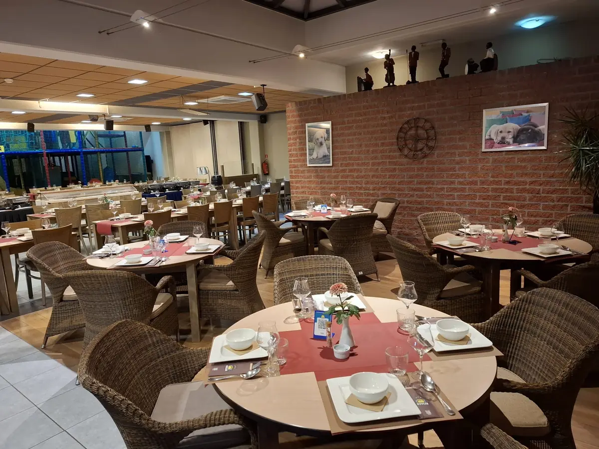 Restaurant van Buulse in Olen met ronde tafels en rieten stoelen