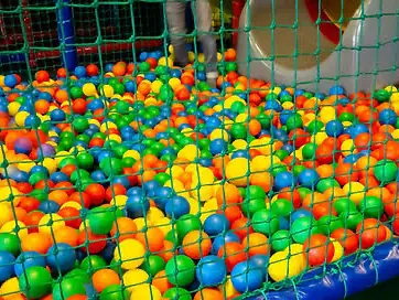Ballenbad in de speeltuin van Buulse